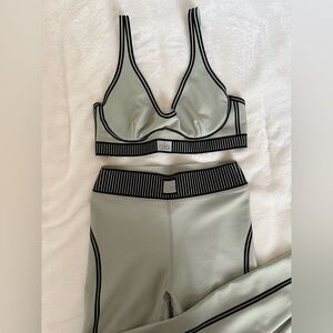 Alo Yoga Airlift Line Up Bra+Leggings! Sold out color